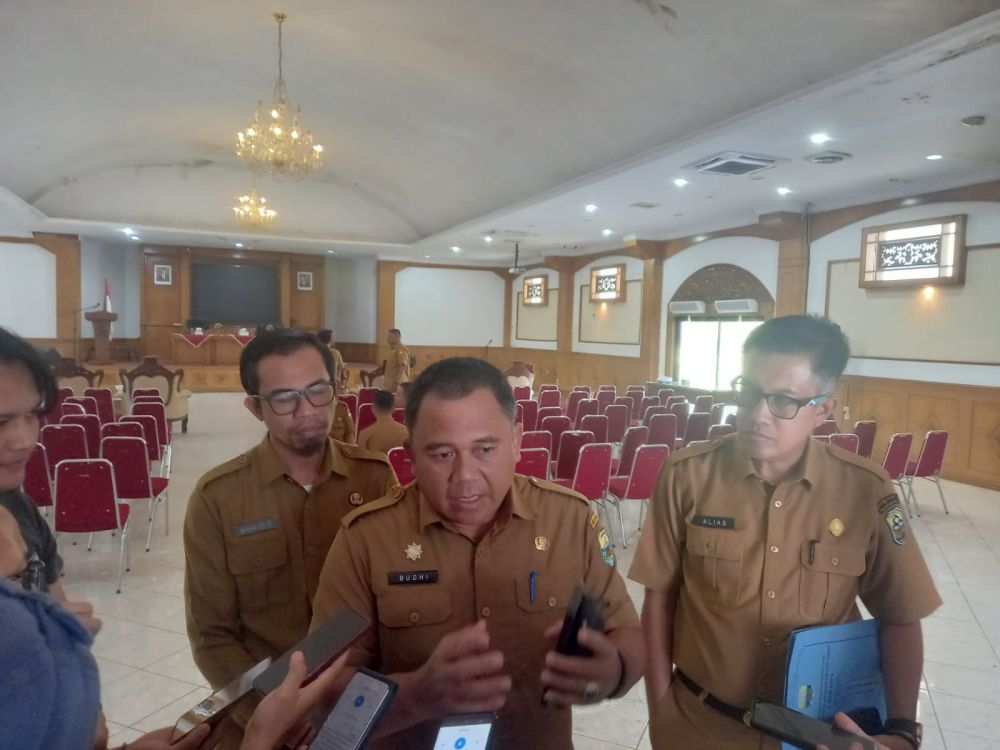Sekda Budi memberkan katerangan pada wartawan