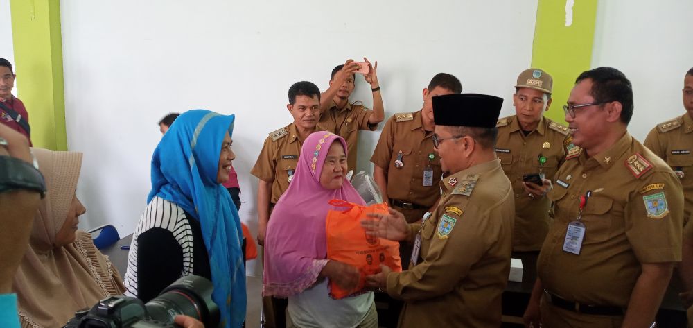 Wawako Salurkan Bantuan Masyarakat Miskin Ekstrem 