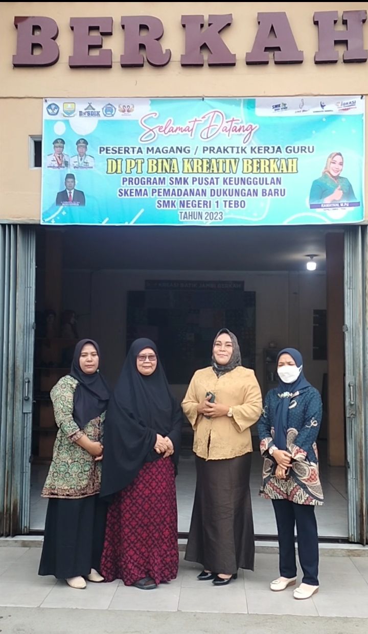 Kepala SMKN 1 Tebo saat mengantar gurunya magang di PT Bina Kreatif Berkah
