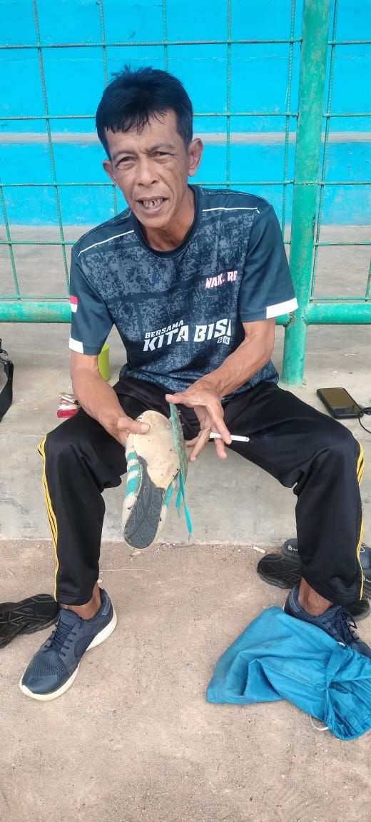 Sibe memperlihatkan Spike Atlet PASI Tebo yang koyak dan tidak layak pakai
