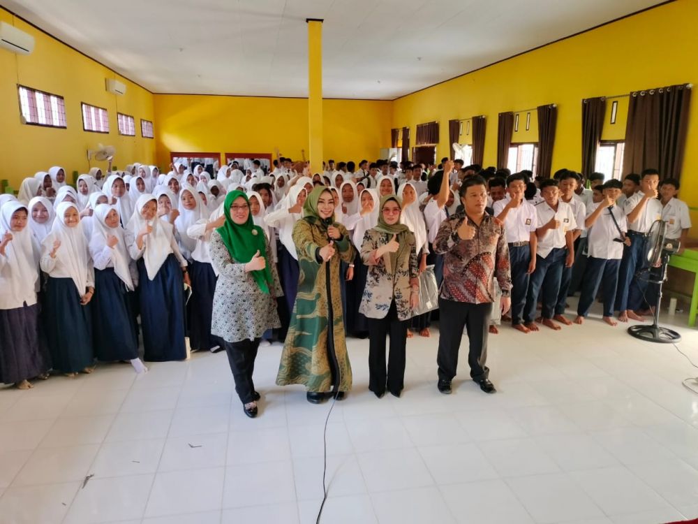 Anggota komisi IV DPRD Provinsi Jambi, Hj. Eka Marlina berpoto bersama Kepala SMKN 1, guru dan peserta MPLS