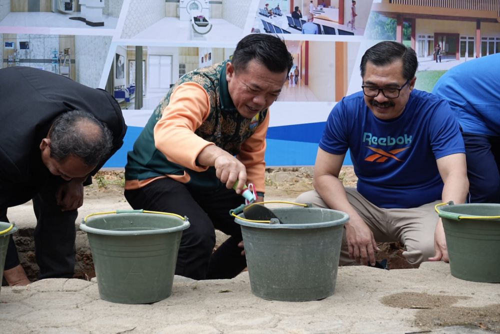 Peletakan Batu Pertama Pembangunan Gedung Radioterapi Pengobatan Kanker Rumah Sakit Raden Mattaher Jambi, bertempat di Rumah Sakit Raden Mattaher Jambi, Jumat, (14/07/2023).
