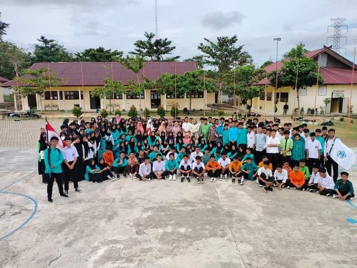 Siswa SMKN 1 Tebo peserta MPLS berpose bersama usai penutupan