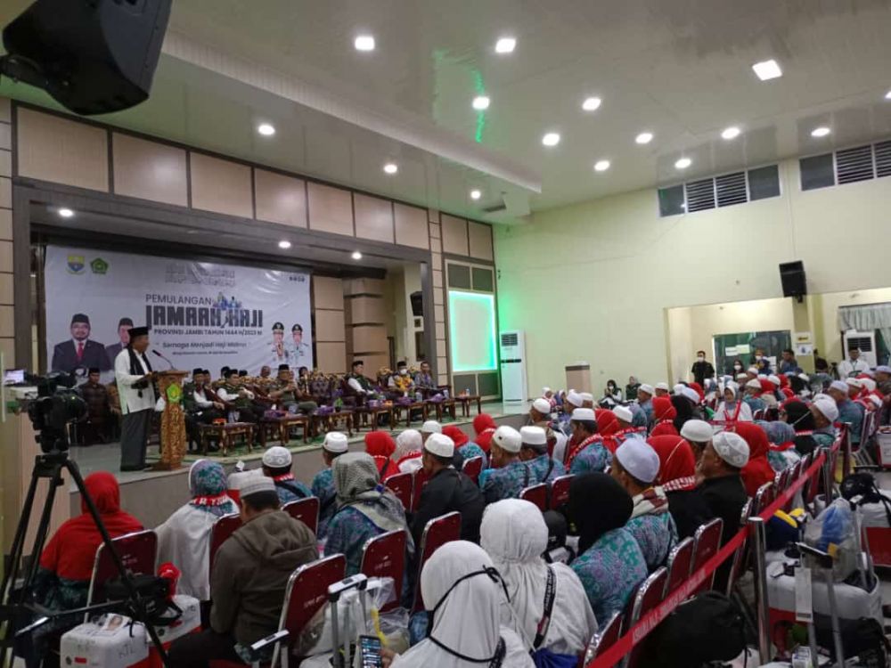 Wakil Gubernur (Wagub) Jambi Drs. H. Abdullah Sani, M.P.di, sambut kepulangan Jemaah Haji asal Provinsi Jambi Kloter Pertama 372