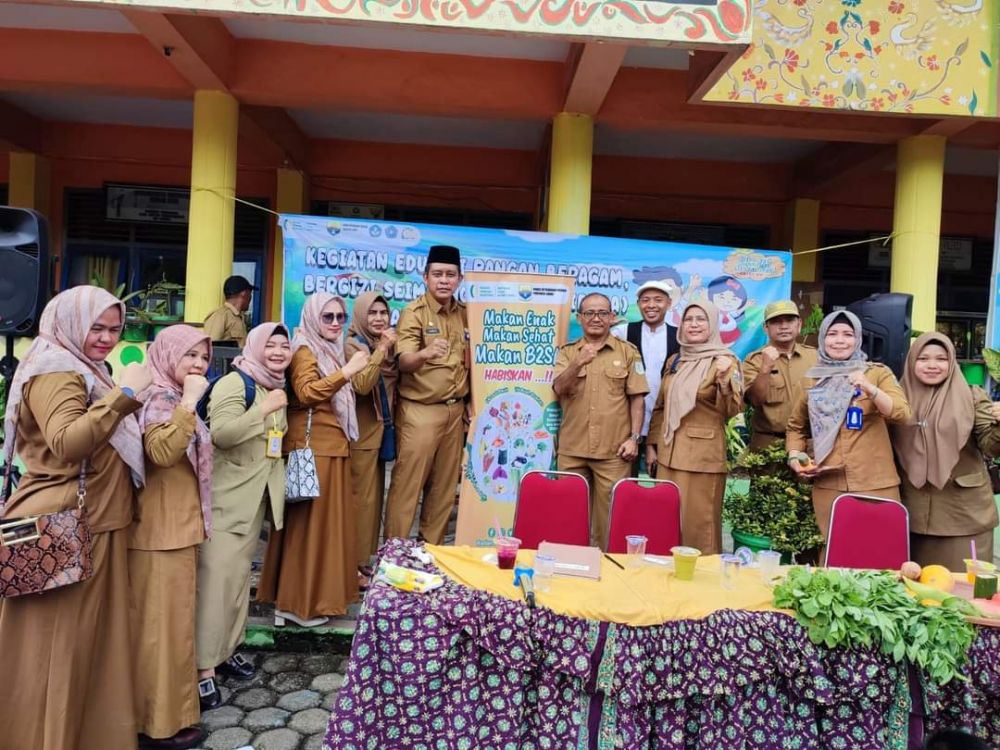  Dinas ketahanan pangan Provinsi Jambi mengenalkan pangan beragam bergizi seimbang dan aman atau B2SA kepada siswa sekolah dasar.