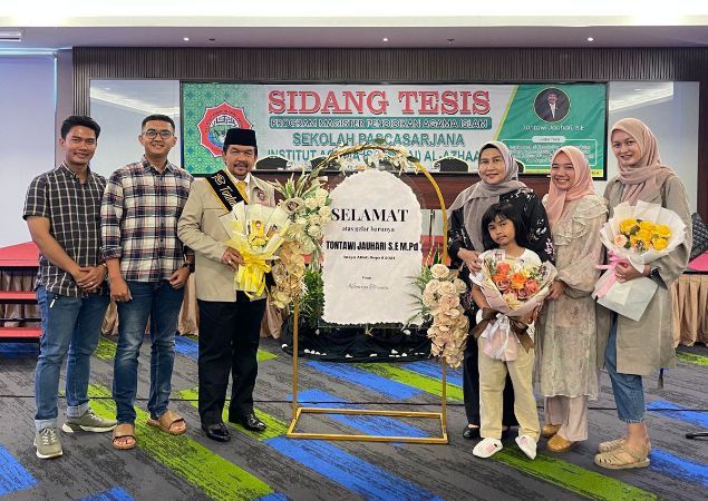 Tontawi Jauhari bersama keluarga