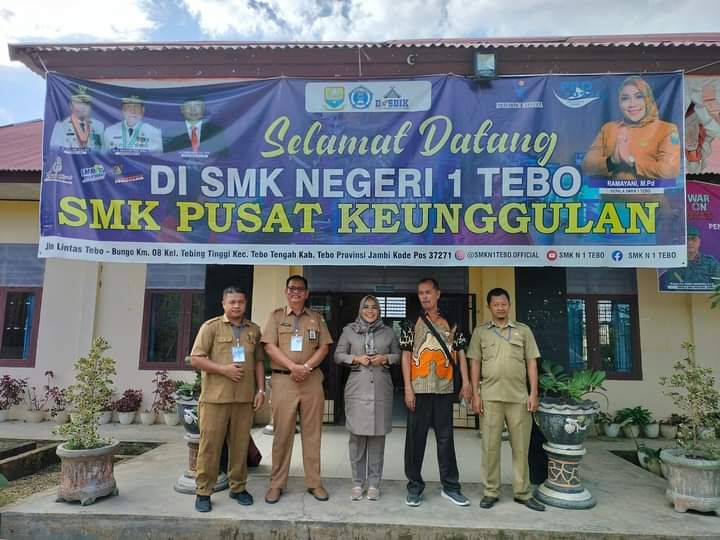 Kepala SMKN 1 Tebo bersama Para Wakil Berpoto bersama Pemateri IHT IKM