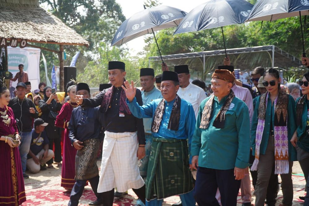 Wakil Gubernur Jambi Drs. H. Abdullah Sani mengikuti rangkaian kegiatan Festival Bebiduk Besamo Ekspedisi Batanghari / Oleh: Diskominfo Provinsi Jambi