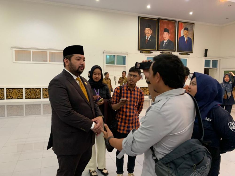 Wakil Ketua DPRD Provinsi Jambi Pinto Jayanegara saat di wawancara awak media. 