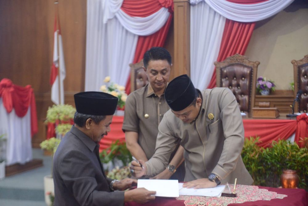 Ketua DPRD Muarojambi menandatangani kesepakatan.