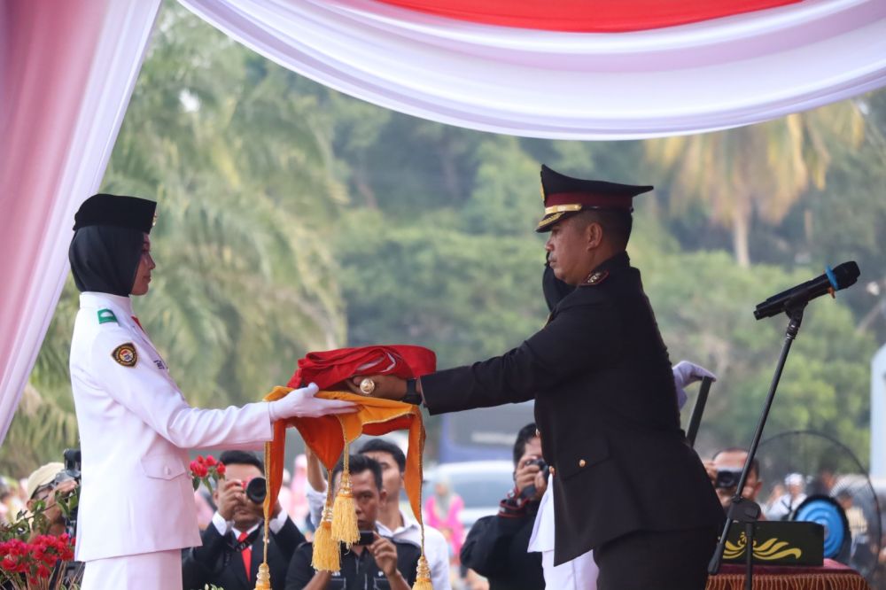 Kapolres Tebo menerima duplikat bendera pusaka yang telah diturunkan untuk disimpan