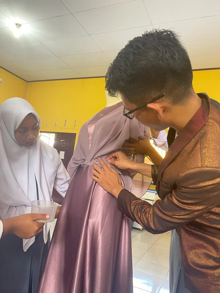 Doni Rahman saat mengajar anak jurusan tata busana SMKN 1 Tebo