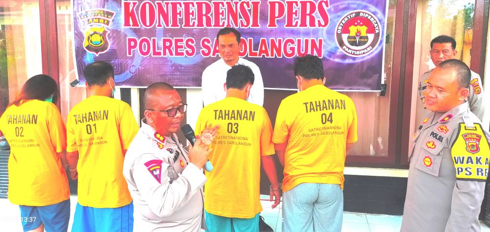Konferensi Pers Kapolres dan Waka Polres didampingi Kasat Narkoba