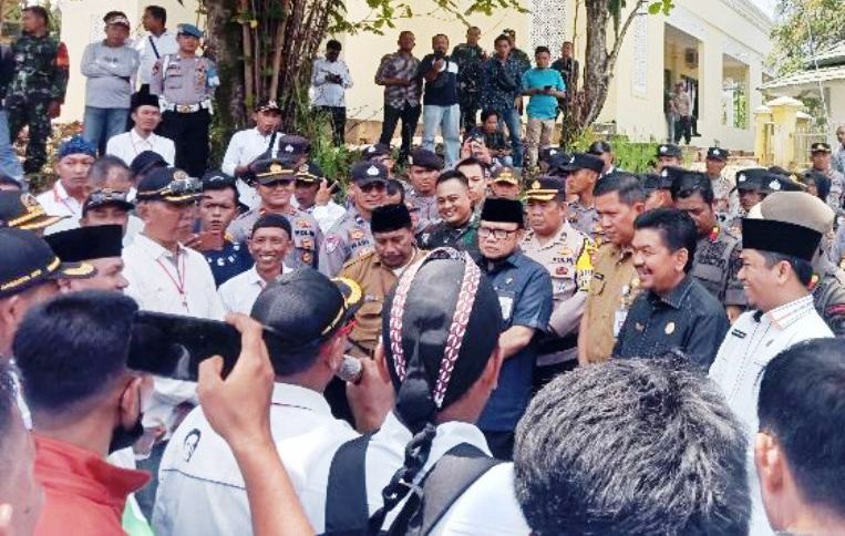 Ketua DPRD dan Plh Sekda temui pendemo