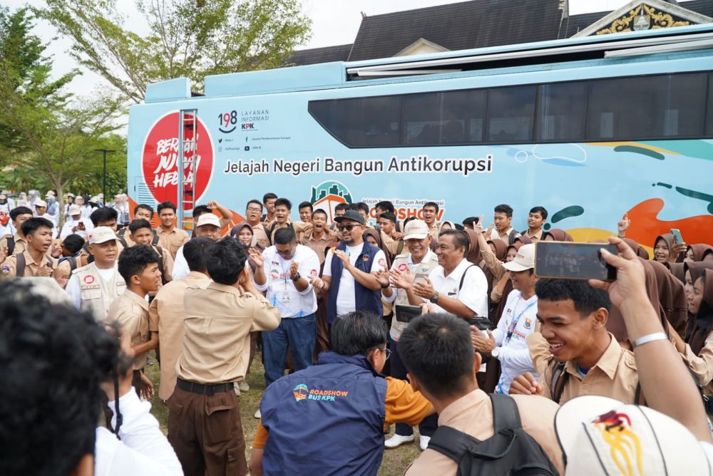 Rombongan Roadshow Bus KPK (Komisi Pemberantasan Korupsi) RI Tahun 2023 Jelajah Negeri Bangun Anti Korupsi tiba di Lapangan Depan Kantor Gubernur Jambi, Rabu (13/09/2023), 