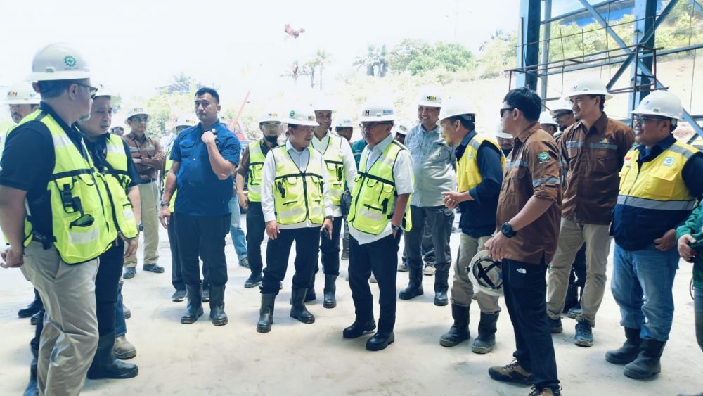 Gubernur Jambi Al Haris dampingi Jusuf Kalla dan keluarga meninjau pembangunan PLTA KMH.