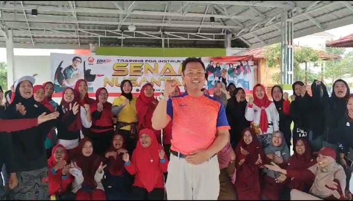 Anggota Fraksi PKS DPRD Provinsi Jambi, Endang Rukmana bersama peserta senam nusantara 