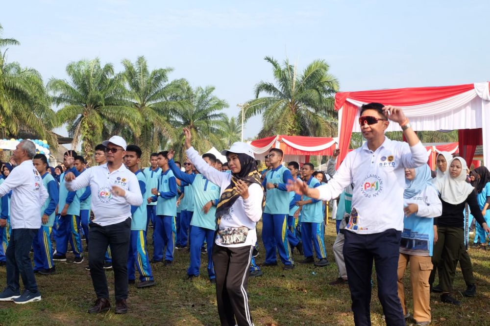 Pj Bupati beserta istri melaksanakan senam sehat
