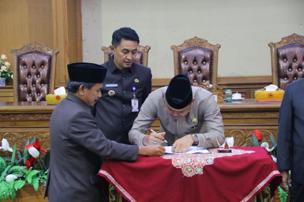 Ketua DPRD Menandatangani berkas