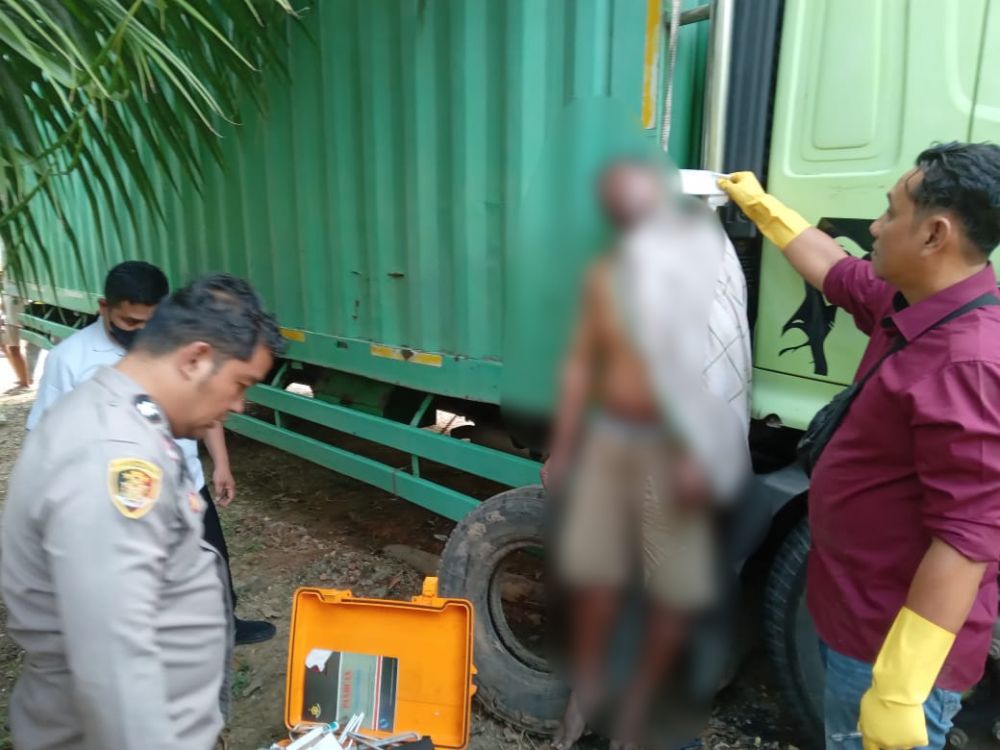 Polisi melakukan pemeriksaan dan olah TKP