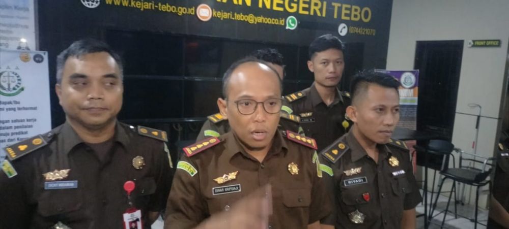 Kajari didampingi para kasi memberikan ke keterangan pada wartawan 