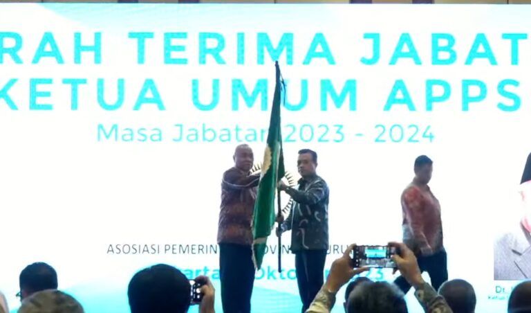 Penyerahan bendera lambang APPSI dari ketua sebelumnya Isran Noor ke Al Haris