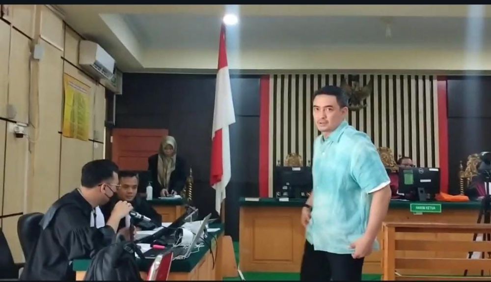 Zumi Zola usai jadi saksi di persidangan 