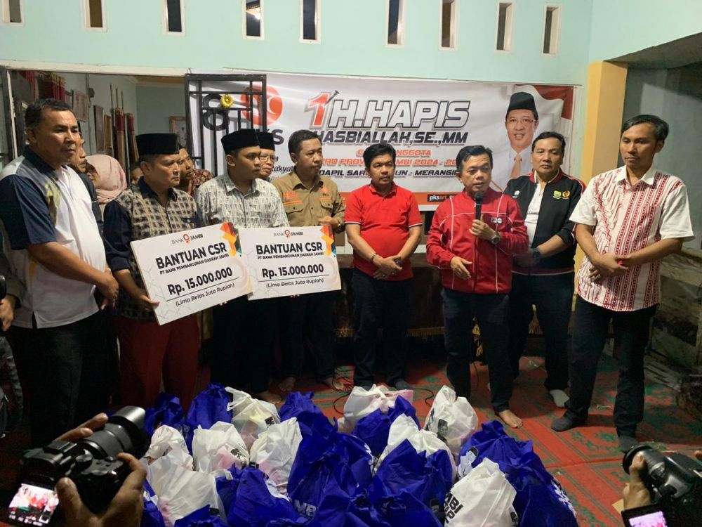 Ketua DPRD Provinsi Jambi, Edi Purwanto mengunjungi masyarakat yang menjadi korban musibah kebakaran di Desa Tendah, Kecamatan Cermin Nan Gedang (CNG), Kabupaten Sarolangun, Kamis malam (12/10)
