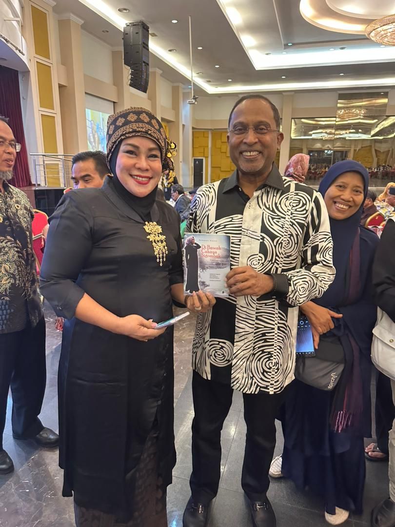 Ramayani juga menyerahkan langsung buku antologi puisinya berjudul 