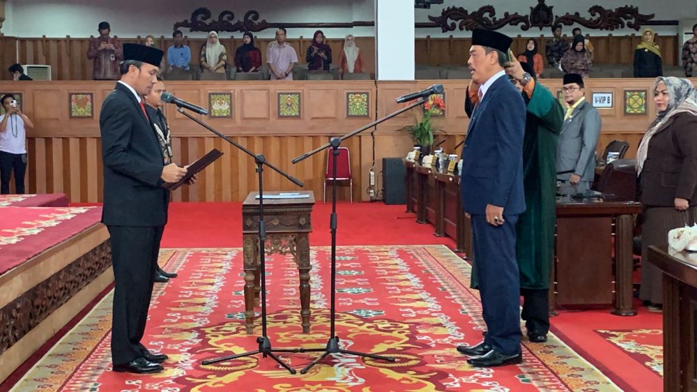 Prosesi pelantikan M Asriadi sebagai anggota DPRD Provinsi Jambi sisa masa jabatan 2919-2024, Kamis (19/10). (FOTO 
