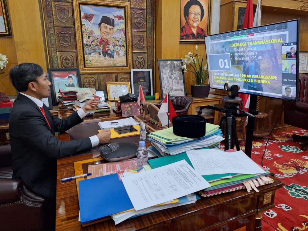 Ketua DPRD Provinsi Jambi, Edi Purwanto menjadi pemateri utama dalam pelaksanaan Refleksi Sumpah Pemuda yang diselenggarakan secara daring oleh Forum Dosen Muda Jambi, Sabtu (28/10).