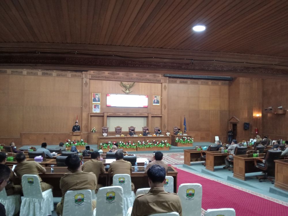 Suasana paripuran DPRD muarojambi .