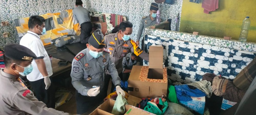 Kalapas Tebo didampingi Kabag Ops Polres Tebo ikut turun melakukan pemeriksaan terhadap kamar penghuni lapas kelas II B Muaro Tebo