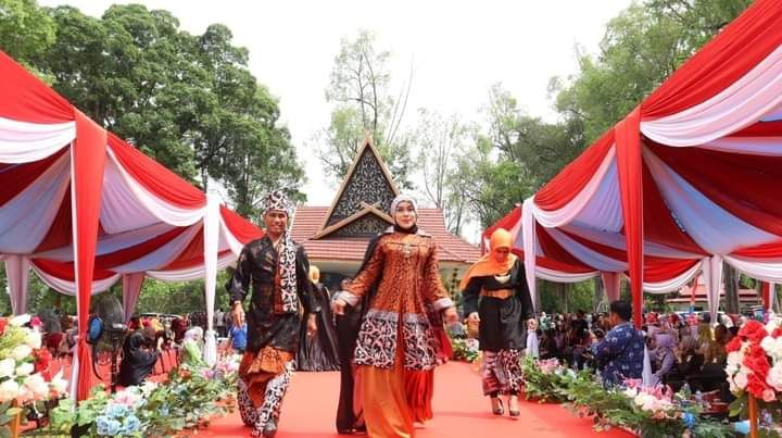 Pakaian batik produksi SMKN 1 Tebo yang diperagakan oleh Srikandi PP Tebo dalam Tebo Berbatik