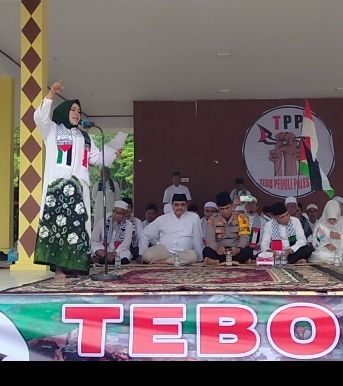 Ramayani saat membacakan Puisinya