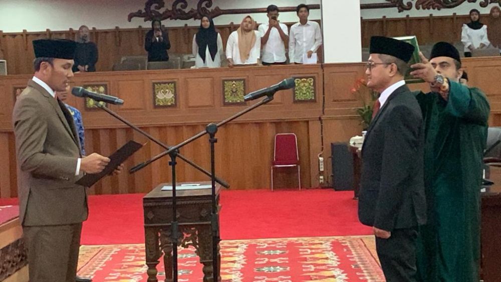 Ketua DPRD Provinsi Jambi, Edi Purwanto memimpin rapat paripurna dengan agenda pengambilan sumpah janji jabatan anggota DPRD Pengganti Antar Waktu (PAW) sisa masa jabatan 2019-2024, Rabu (29/11).