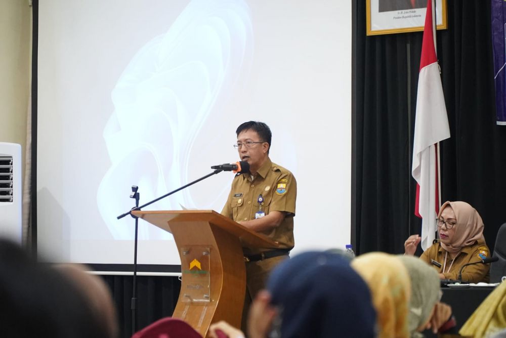 Kepala Bidang Informasi Publik dan Statistik, Sabri Yanto, S.H., M.H saat membuka acara Review Coaching Clinic Metadata Statistik yang diselenggarakan di Hotel Wiltop Kota Jambi, Senin (20/11/2023).