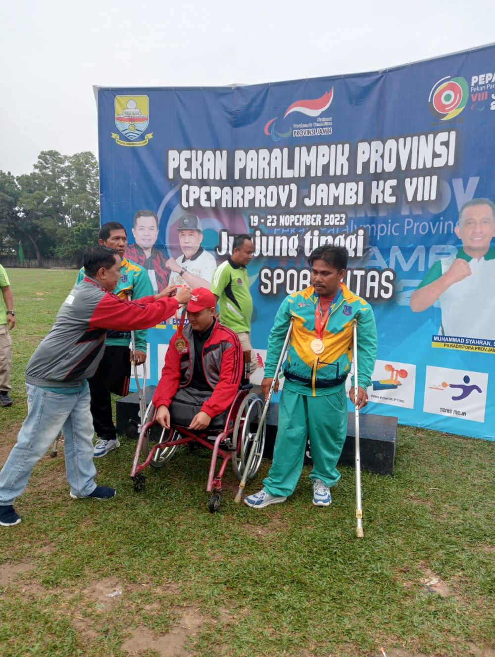 Penyerahan medali emas  kepada Raffi  atlet NPCI Tebo yang mengikuti Cabor angkat berat