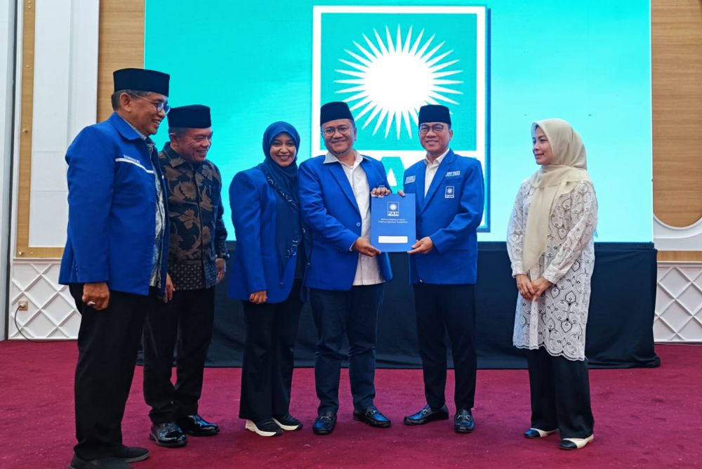 Penyerahan SK Ketua DPD PAN Kota Jambi oleh Wakil Ketua DPP PAN Yandri Susanto kepada Maulana