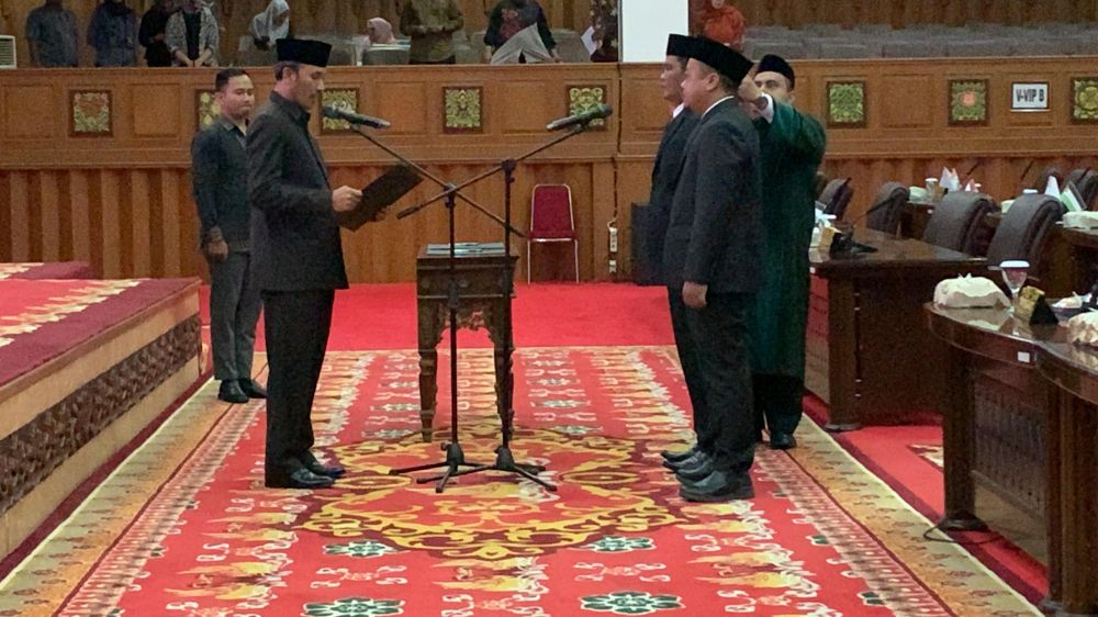 Edi Purwanto saat memimpin pengambilan sumpah dan janji dua PAW Anggota DPRD Jambi 