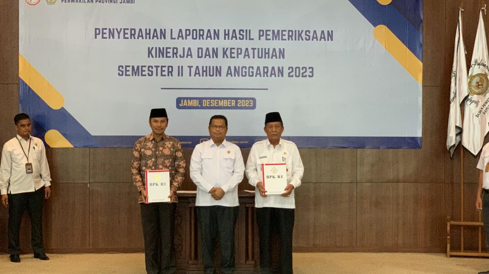 Ketua DPRD Provinsi Jambi, Edi Purwanto menghadiri penyerahan laporan hasil pemeriksaan kinerja dan kepatuhan semester II Tahun Anggaran 2023, di Auditorium BPK Perwakilan Provinsi Jambi, Rabu (20/12). 