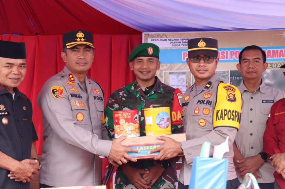 Penyerahan bingkisan kepada petugas di pospam operasi lilin 2023 oleh Kapolres Tebo, Dandim 0416 BUte dan PJ Bupati Tebo