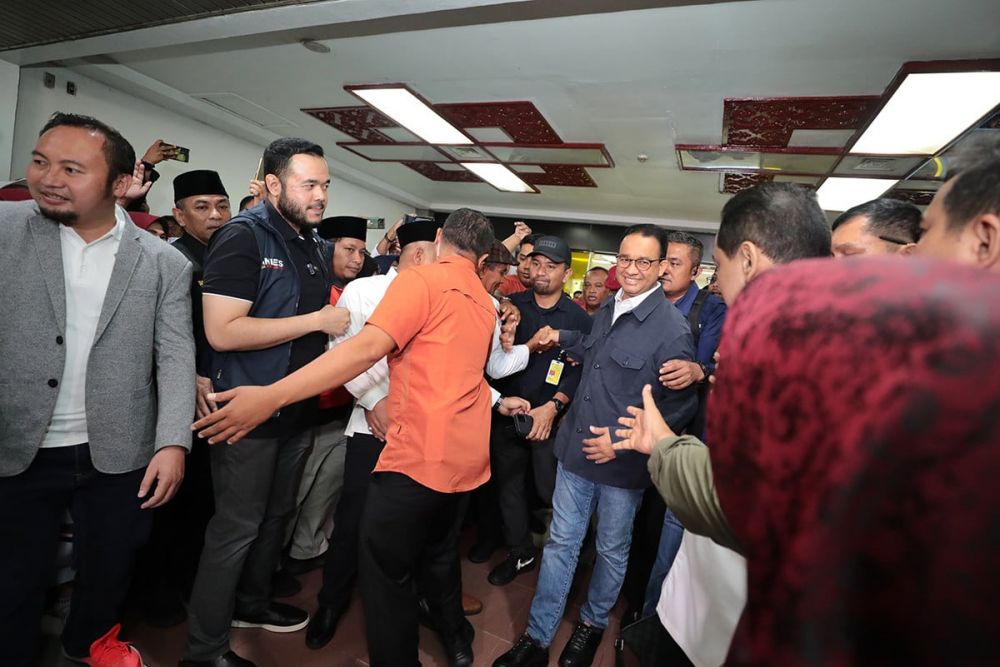 Capres RI Anies Baswedan disambut masyarakat saat tiba di Bandara Internasional Minangkabau (BIM), Kabupaten Padang Pariaman, Sumbar, Rabu (3/1/2024).