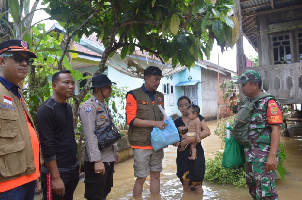 Warga menerima langsung bantuan dari Pj Bupati Muarojambi  Bachyuni Deliansyah