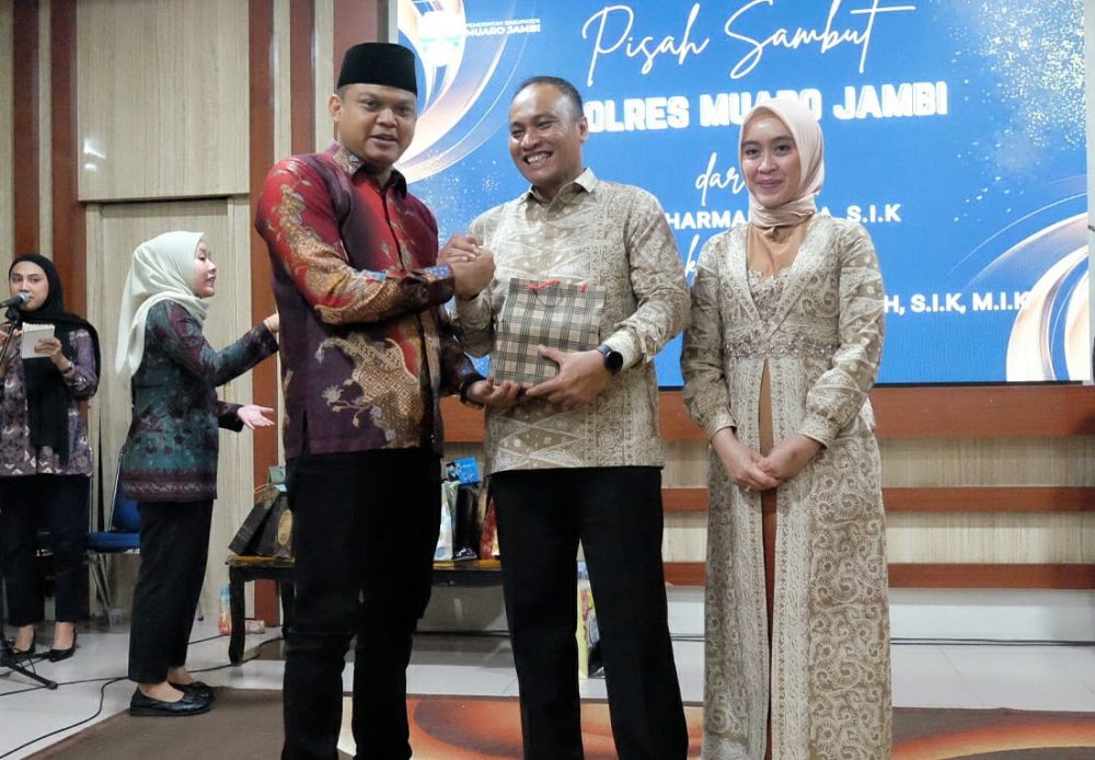 Ketua DPRD Muarojambi menyerahkan bingkisan.