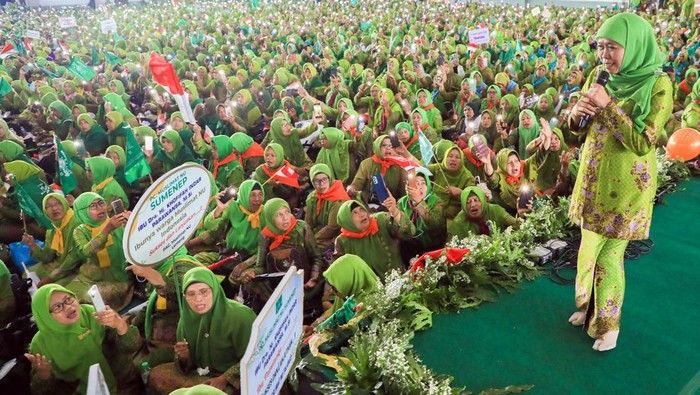 Khofifah Indar Parawansa di hadapan massa Muslimat NU

