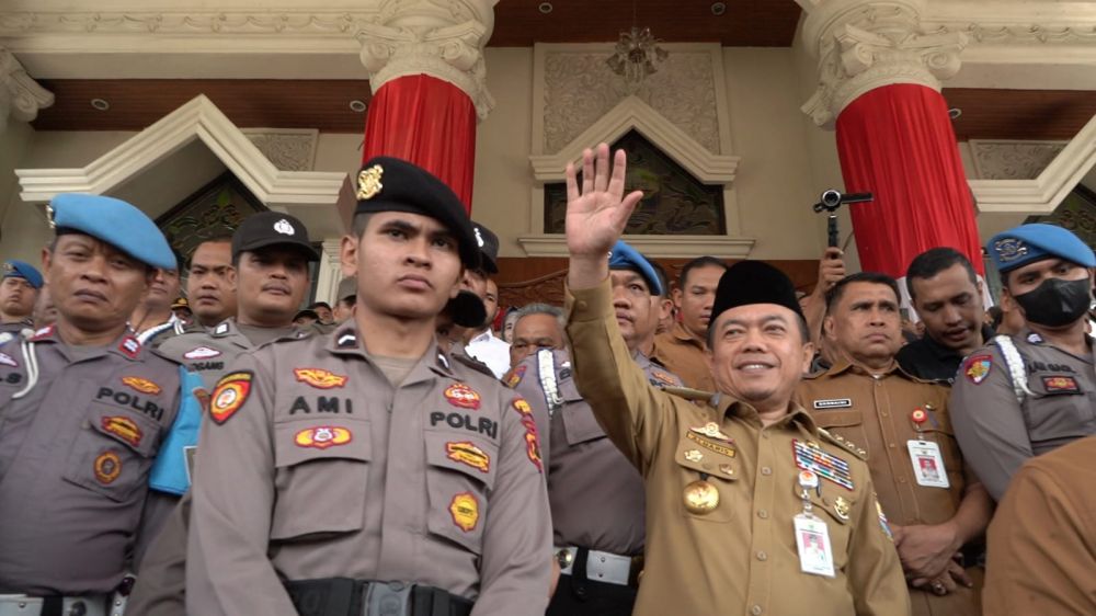 Gubernur Jambi Al Haris saat menemui para pendemo supir batubara 