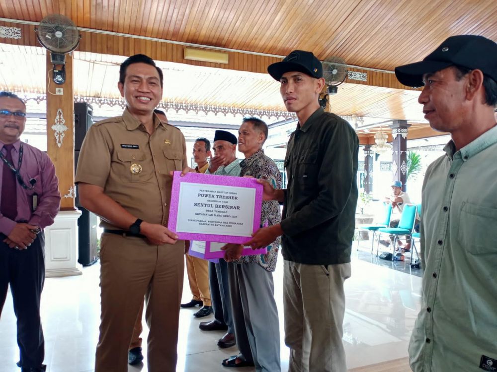 Bupati menyerahkan bantuan simbolis