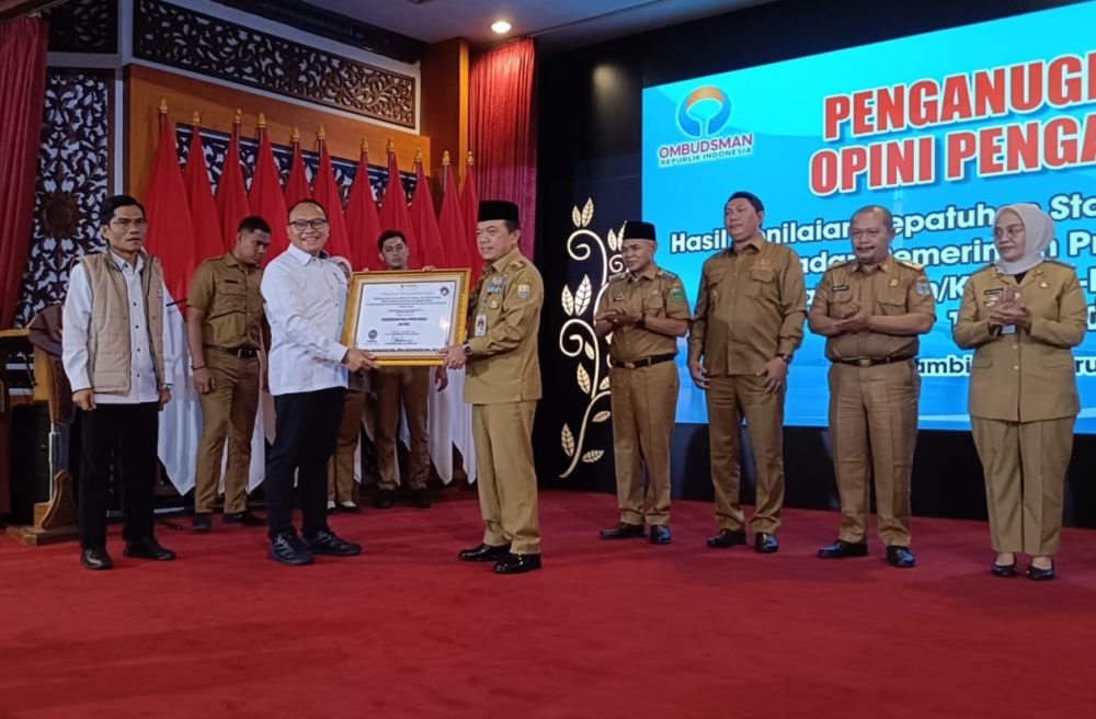 Gubernur Jambi Al Haris menerima penghargaan dari Ombudsman RI