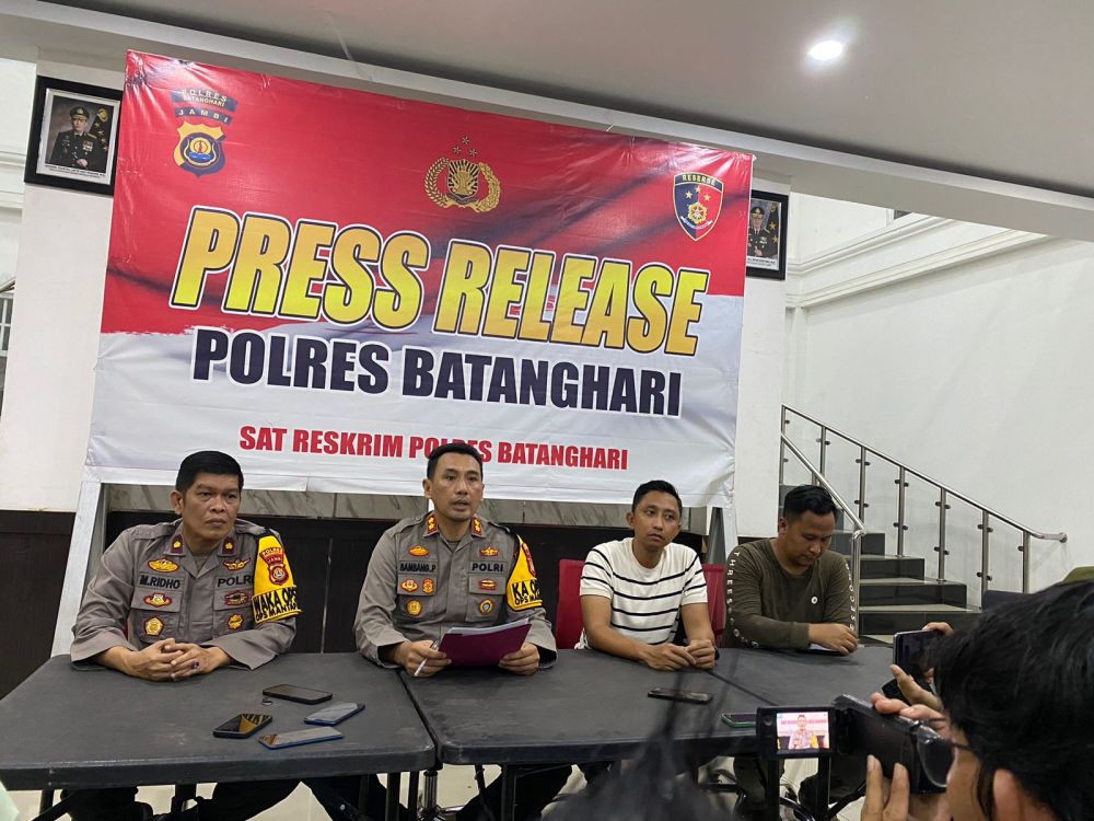 Polisi menggelar jumpa pers 